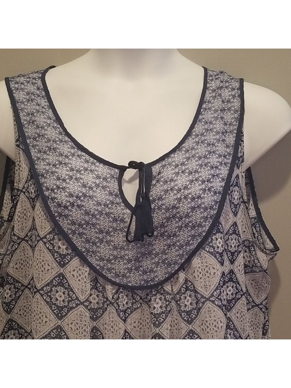Rose & Olivia blue design sheer sleeveless blouse. - Picture 2 of 7